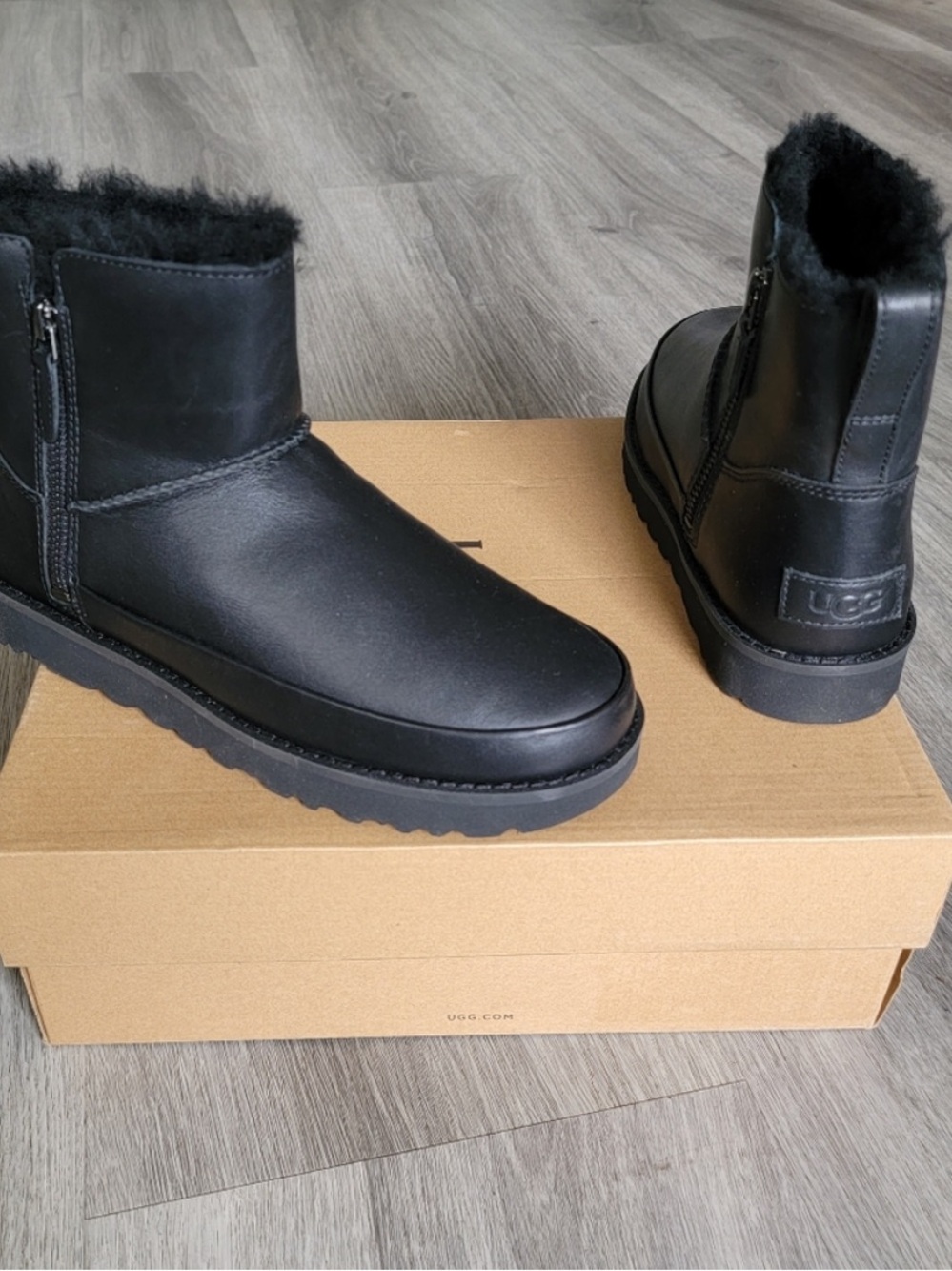 UGG Classic Zip Mini Boot